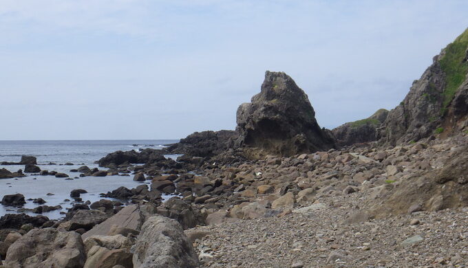 荒涼とした風景に佇もうとしたが 何しろ流木や漂流物のゴミが多く歩きにくいったらありゃしない 景色を楽しむだけなら無問題