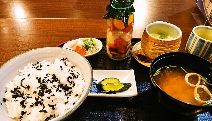 配膳された“瓶ドン”