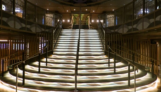 3層吹き抜けアトリウムの大階段