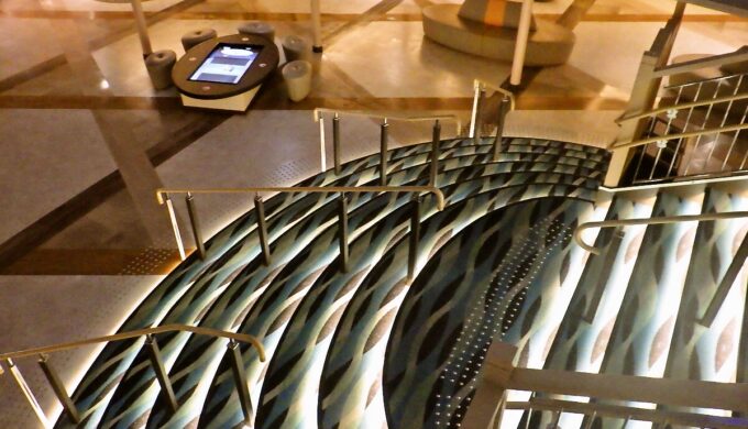 3層吹き抜けアトリウムの大階段